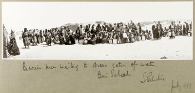 Beduinenmänner warten darauf, ihre Wasserzuteilung zu erhalten, Beni Saleh, Juli 1917 von Capt. Arthur Rhodes